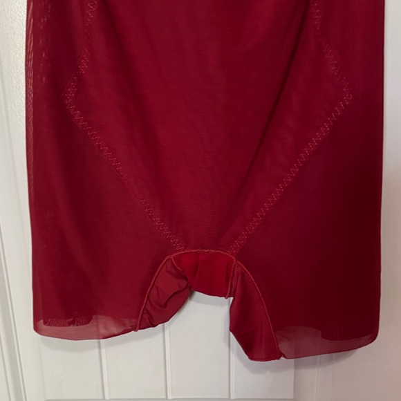 Elegant Red Midi Dress - Picture 5 of 6